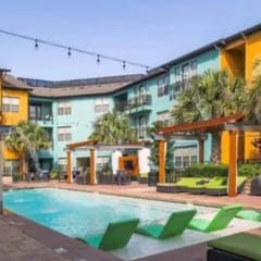 Sleek Condo w Pool & Gym |Central Uptown
