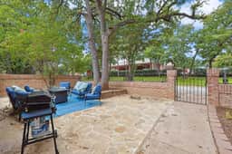 Tranquil 2 BR Haven with patio - Image 4