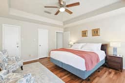 Tranquil 2 BR Haven with patio - Image 5