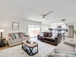 Remodeled 3 bedroom with central location Carrollton - Image 2