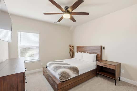 Parkside Retreat 3BR Plano Townhouse Near Dining - Image 1