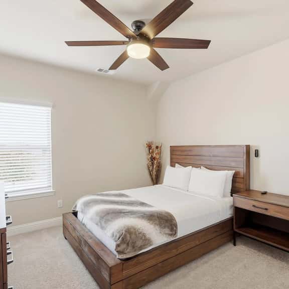 Parkside Retreat 3BR Plano Townhouse Near Dining - Image 1