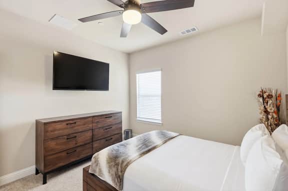 Parkside Retreat 3BR Plano Townhouse Near Dining - Image 2