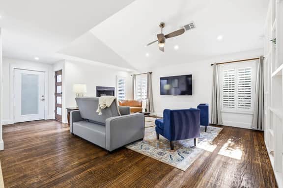 Spacious 2BR 2BA in Uptown Dallas Walk to Dining - Image 2