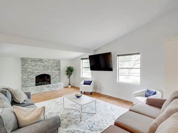 Remodeled 3 bedroom with central location Carrollton - Image 3