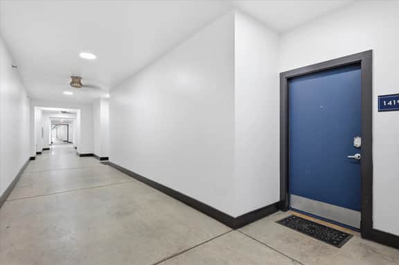 Sleek Condo w Pool & Gym |Central Uptown - Image 4