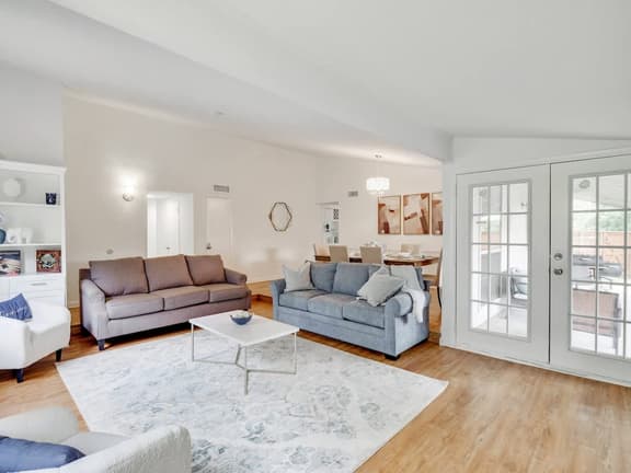 Remodeled 3 bedroom with central location Carrollton - Image 1